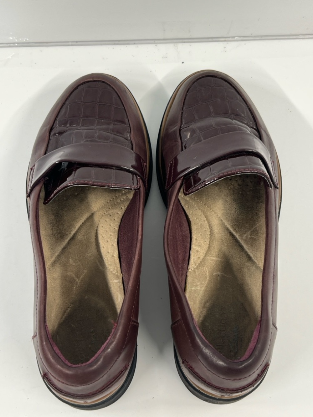 CLARKS Women’s 7.5 Burgundy Leather and Patent Leather Slip On - Picture 4 of 9